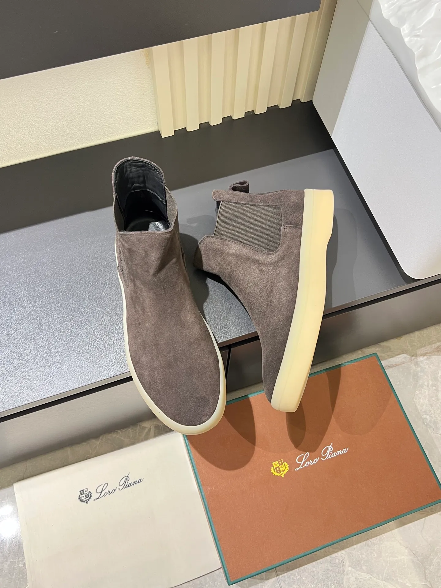 p440 Loro Piana's new niche winter men's mid-top shoes are shipped! The fabric is made of mercerized cowhide imported from Italy, with a sheepskin lining, which is comfortable, breathable and not stuffy to the feet. The outsole is made of natural rubber, which is wear-resistant and non-slip! Size: 38-44 (45.46.)